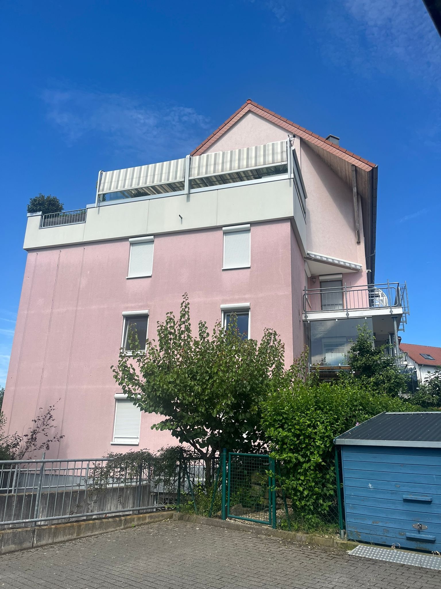 Seitenansicht Haus mit Loggia